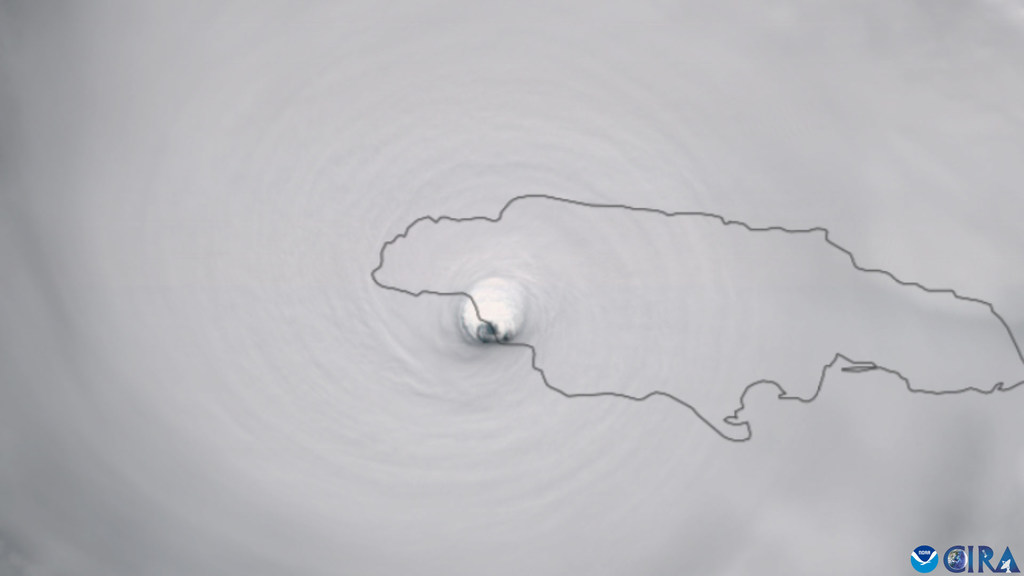 Una imagen de satélite muestra al huracán Melissa tocando tierra cerca de New Hope, en el oeste de Jamaica.